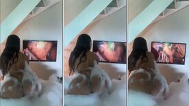 Valentina Ferraz watching porn with her ass in the bubble bath