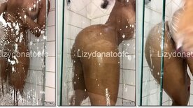 Lizy Donato taking a sensual bath and rubbing her ass in the bathroom stall
