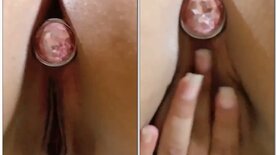 Btsste naughty young girl playing a siririca with an anal plug in her busted ass