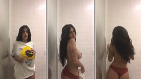 Lary Bottino sensualizing by taking off her clothes in a hot video