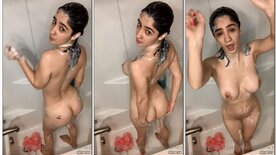 Dixie Martinez pelada no banheiro fazendo poses sensuais