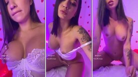 Colombiana Karol Rosado deliciosa tira lingerie e sensualiza peladinha e gostosa no onlyfans