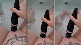 Doce Hot brincando com masturbador na banheira esfregando o grelinho