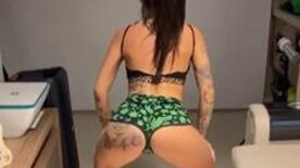 MC Mirella peladinha do rabo grande exibindo a vagina molhada