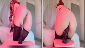 Belle Delphine peladinha sentando firme no consolo até gozar