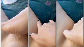 Luiza Ambiel tocando siririca na buceta peluda e melada