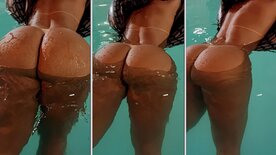 Cavalona Etiane Felix pelada com rabetão empinado na piscina