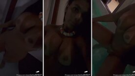 Etiane Felix Japonegra rebolando peladinha dentro da banheira