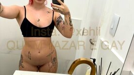 Xehli G pelada no banheiro mostrando a sua bucetinha gostosa na masturbação