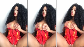 Mirian Gabriela alisando peitinhos com xexeca raspadinha de fora