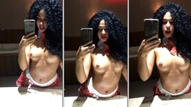 Tesão Mirian Gabriela exibindo peitinhos bicudos na frente do espelho