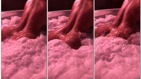 Bruna Bastet dançando funk molhadinha na banheira do motel