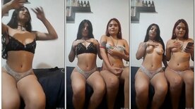 Julia Bhering e amiga mostrando os peitos naturais