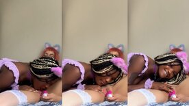 Afro Gaybe chupando e masturbando bucetinha da amiga safada