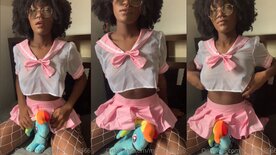 Novinha Afro Gaybe esfregando xota no boneco de pelúcia com seios de fora