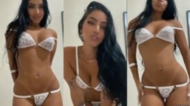 Com uma lingerie transparente a deliciosa Ya Malb mostra seu corpinho enquanto dança