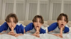Uma novinha linda Alekcis Hope deitada na cama chupando um brinquedinho de borracha