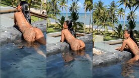 Mc Mirella peladinha na piscina de sua mansão
