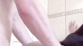 Baby Leviataan gostosa transando no banheiro em cena porno excitante com dotado
