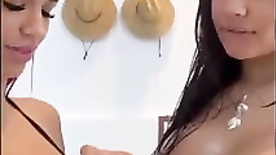 Francielle Araújo com amiga quase pelada passando a mão no peito uma da outra