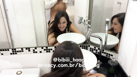 Bibi Haag transando pelada no banheiro em porno safado
