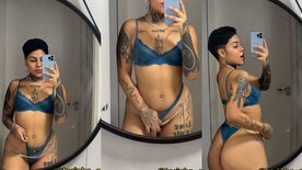 Torinha calcinha socada no rabo se exibindo no espelho