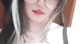 Uzagui Bunny masturbando a vagina em siririca deliciosa e gozando