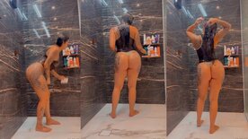 Deusa Paulla Naianna tomando banho provocando com calcinha de puta
