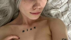 Jenna Sanders pelada gozando na siririca com a buceta rosa melada