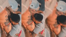 Safadinha Paulla Naianna sendo chupada no banheiro com calcinha arriada