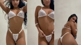 Ya Malb Morena sensação do Tiktok rebolando a bunda enquanto toma banho