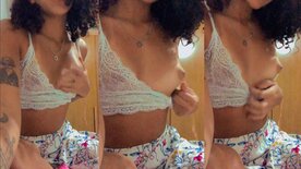 Gatinha Linda Lua aperta seios bicudos e toca xota dentro da roupa
