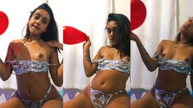 Sapeca Linda Lua enchendo balão com lingerie safada com seios de fora