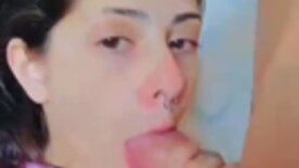 Dih Maia fazendo chupeta gulosa engolindo o cacete até o talo