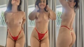 Com os peitos de fora e com calcinha socadinha a coroa Elenice rosa se exibe no privacy