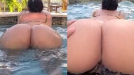 Pelada a Crystal Lust rabuda delicia rebolando muito gostoso na pica na piscina