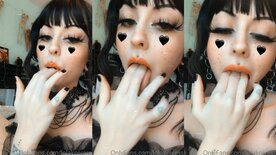 Lolaknives chupando os dedos como se fosse uma piroca
