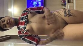 Gata safada e deliciosa masturbando a vagina na pornografia excitante