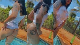 Bruna Felicio nua mostrando a bunda molhada na piscina