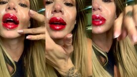 Deborat com a cara cheia de porra depois de levar uma gozada