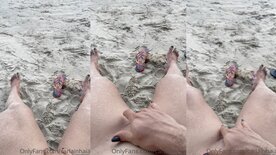 Safada Carla Inhaia esfregando a buceta na beira da praia