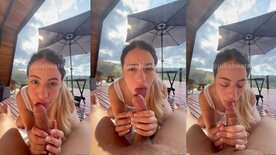 Putaria oral magrinha Julia Beatriz chupando pirocona no quintal