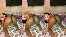Thalyne Silva de quatro com calcinha de ladinho esfregando e xexeca