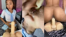 A ninfetinha Coralineros sem calcinha chupando e lambe o consolo para sentar com a bucetinha