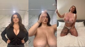 JuicyJade trocando de roupa enquanto mostra seus peitões gigantes e suculentos