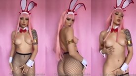 Com orelhinhas de coelho a vadia Bekejacoba mostra seus peitinhos deliciosas e seu bumbum durinho