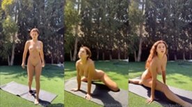 A vadia Taylorsdiary praticando yoga no jardim de casa enquanto tira a roupa