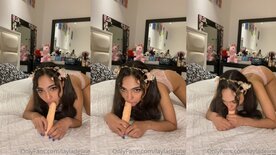 Danadinha Layla Adeline de quatro chupando pinto de borracha na cama