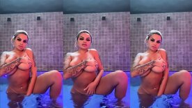 Safada Tamara Blanda peladinha esfregando a xota na piscina