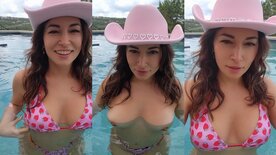 Alinity pelada mostrando os peitos naturais na piscina